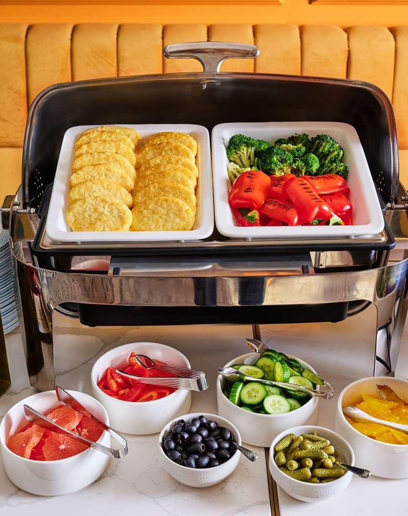 The Basilian Minsk, Curio Collection By Hilton Hotell Restaurang bild